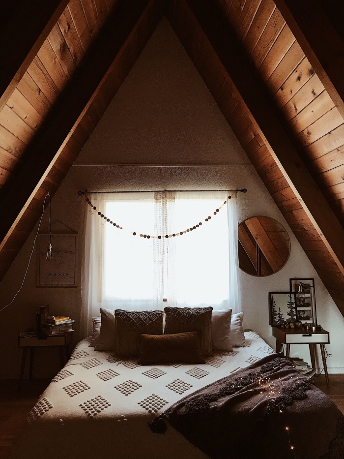exemple de comble aménageable en chambre à coucher style chalet et bohème, décoration sous pente hippie chic