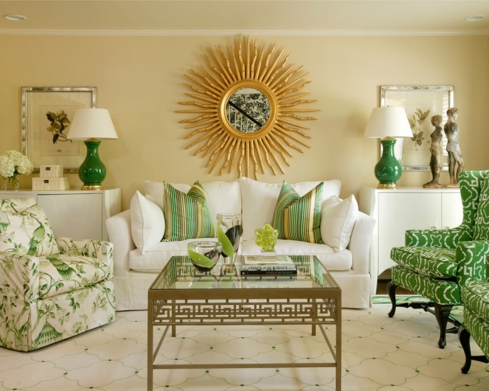 design salon traditionnel en blanc avec accents verts, modèle de miroir soleil doré sur un mur de salon beige