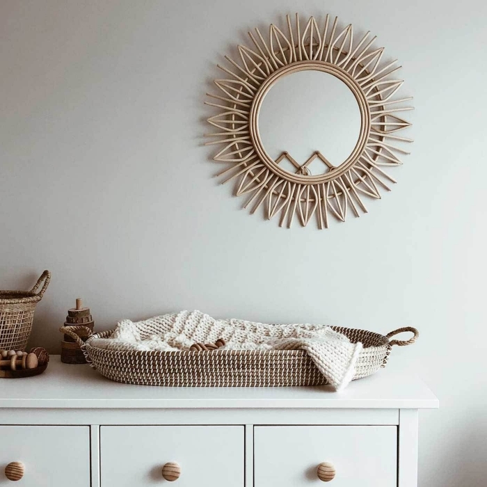 design intérieur style minimaliste, idée deco fait maison dans une chambre blanc et bois avec miroir rotin soleil
