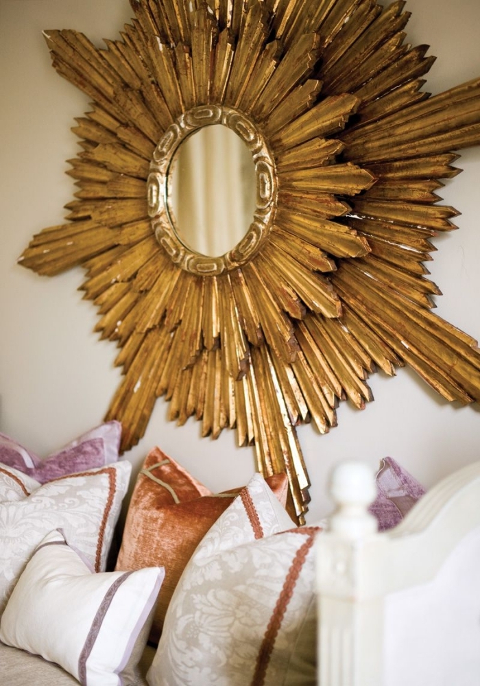 comment décorer une pièce aux murs blancs avec gros miroir accent, modèle de miroir soleil doré à gros rayons