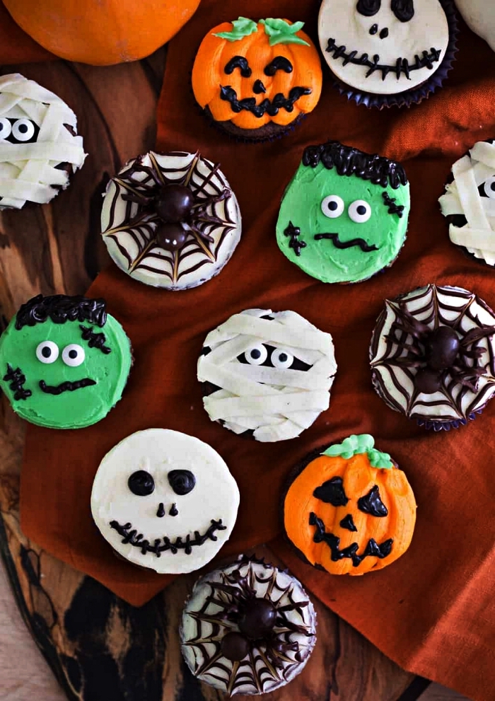 recettes d'apéro pour halloween, cupcakes personnages d'halloween au glaçage vert, orange et blanc