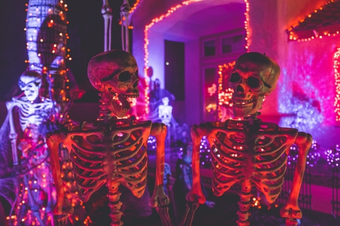 idée décor halloween terrifiant avec squelettes et guirlandes, comment décorer devant maison pour halloween