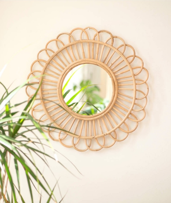 idée deco fait maison facile, modèle de miroir forme soleil en bambou dans une chambre bohème décorée avec fleurs