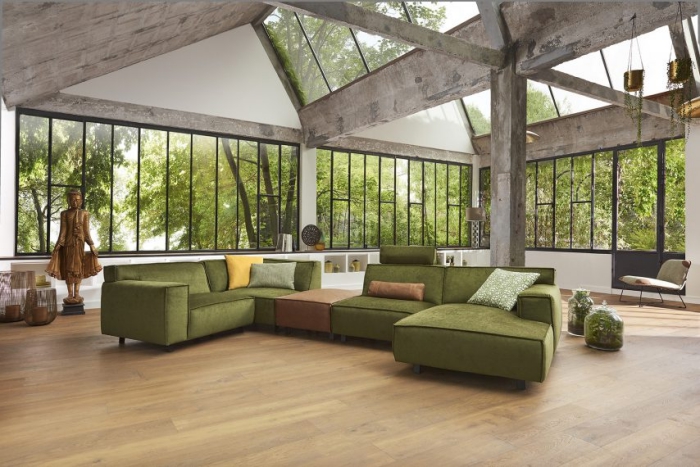design intérieur moderne, modèle de canapé d'angle en velours vert foncé de la marque Monsieur Meuble