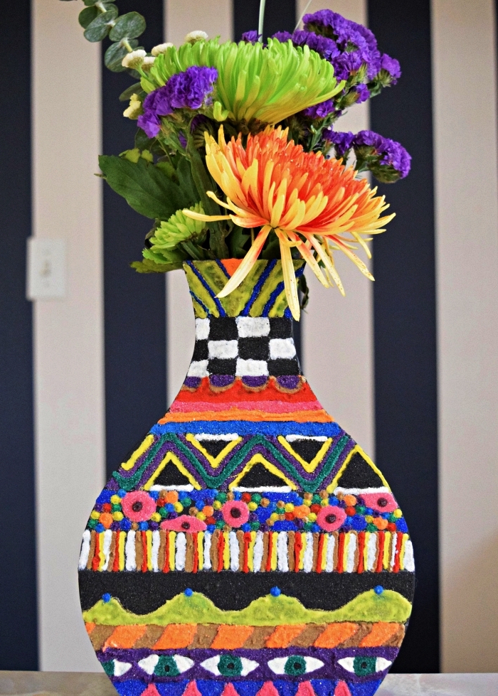 vase en bois à motifs bohème chic décorés de sable, idée déco avec du sable décoratif