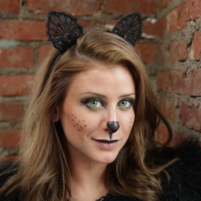 maquillage facile pour halloween, idée deguisement chat noir, makeup chat avec fards à paupières verts et eyeliner noir