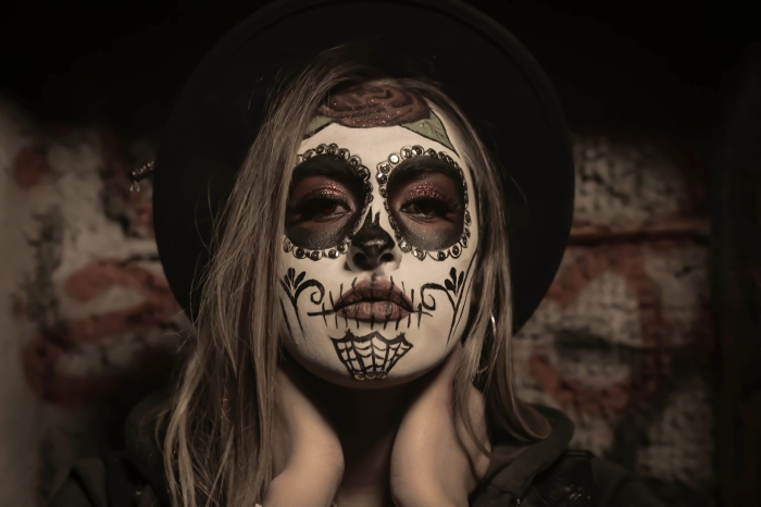 comment se masquer pour Halloween femme, idée maquillage femme Halloween avec dessin visage roses noires