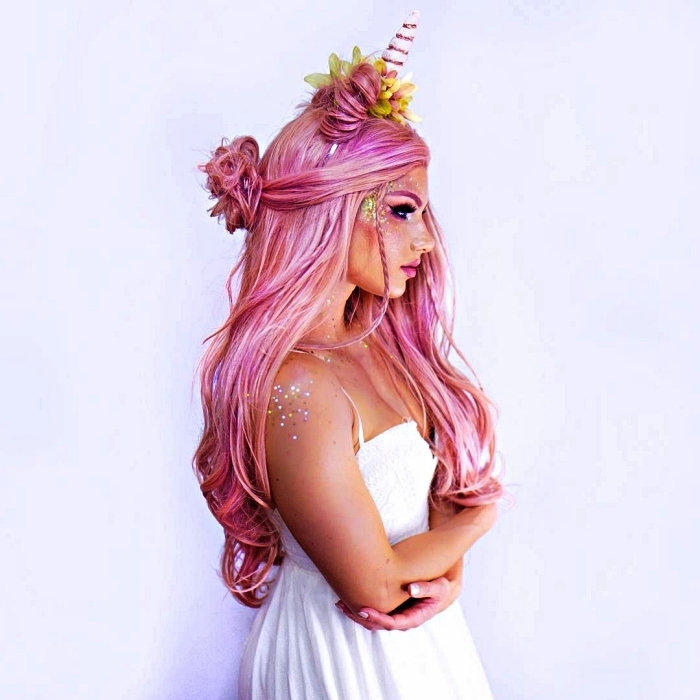déguisement de licorne maquillage irisé en rose et doré, perruque rose avec chignon flou ornée d'un serre-tête corne 