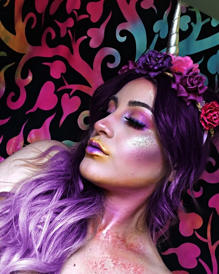maquillage d'halloween inspiration licorne, maquillage holographique en nuances du violet pour un déguisement de licorne glamour