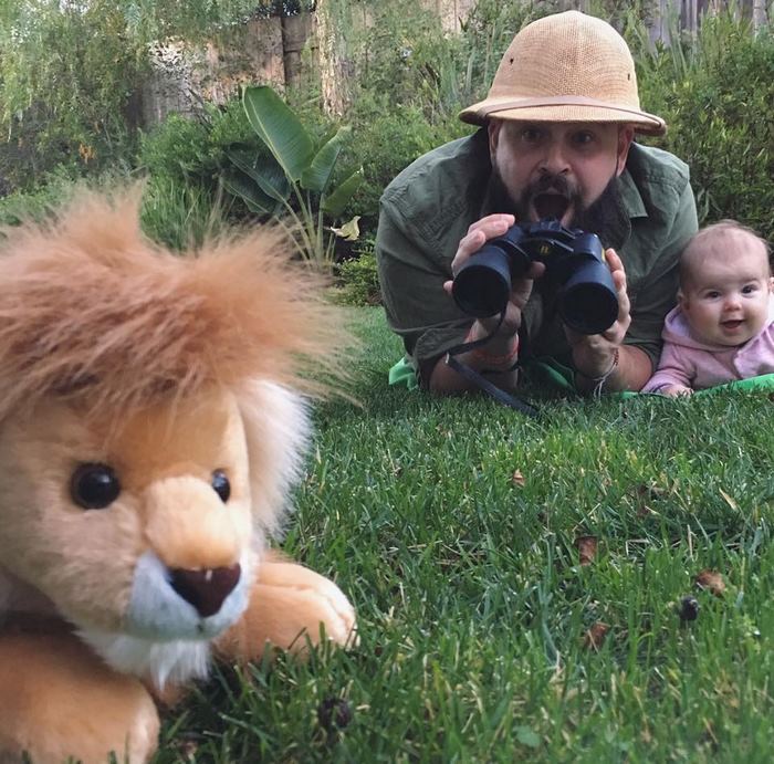 Père déguise son bébé dans le jardin, photo deguisement halloween garcon, célébrer Halloween en famille, le roi lion Simba en peluche 