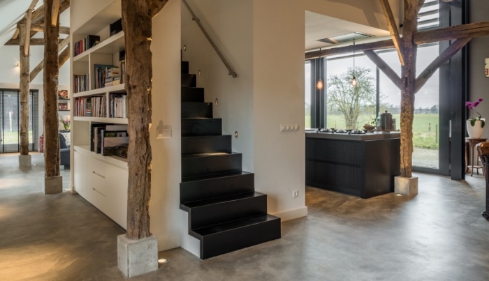 design intérieur moderne dans une grange transformée en maison, déco contemporaine avec accents noir mat et bois