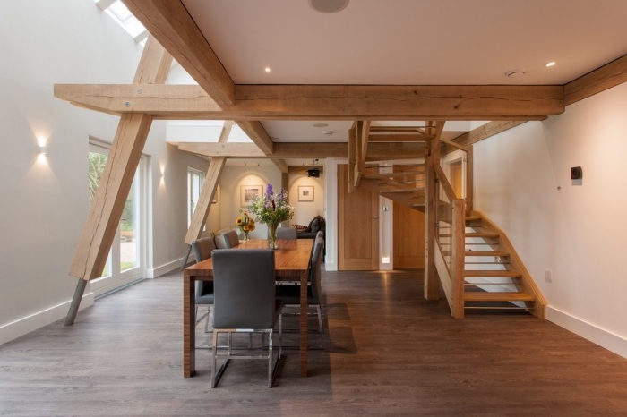 idée transformation grange en habitation, décoration grange mezzanine à deux niveaux avec salle à manger bois et blanc