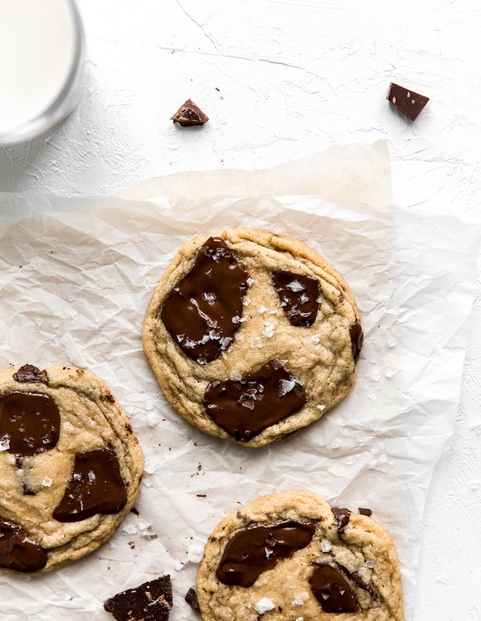 recette cookies moelleux americain aux copeaux de chocolat et sel en top, idee de petit de dejeuner enfant