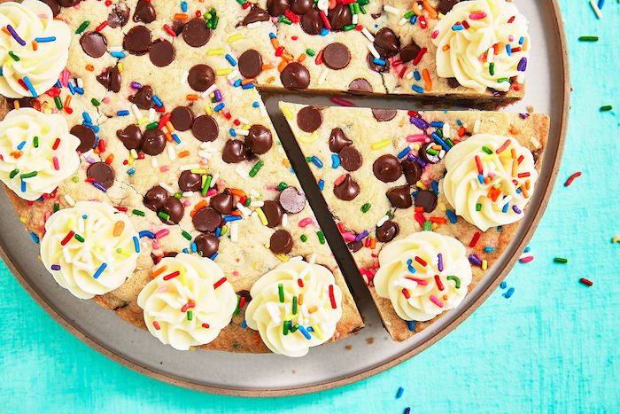 idee gateau d anniversaire enfant, pate a cookie aux pepites de chocolat et vermicelles de sucre colorés, crème patissiere decoration