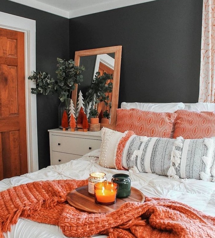 peinture murale grise, linge de lit blanc et orange, chevet deco mini sapins decoratifs en rouge et blanc, deco chambre automne cosy