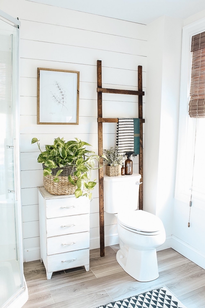 design intérieur de style minimaliste, amenagement toilette avec meubles bois blanc et accessoires en fibre végétal