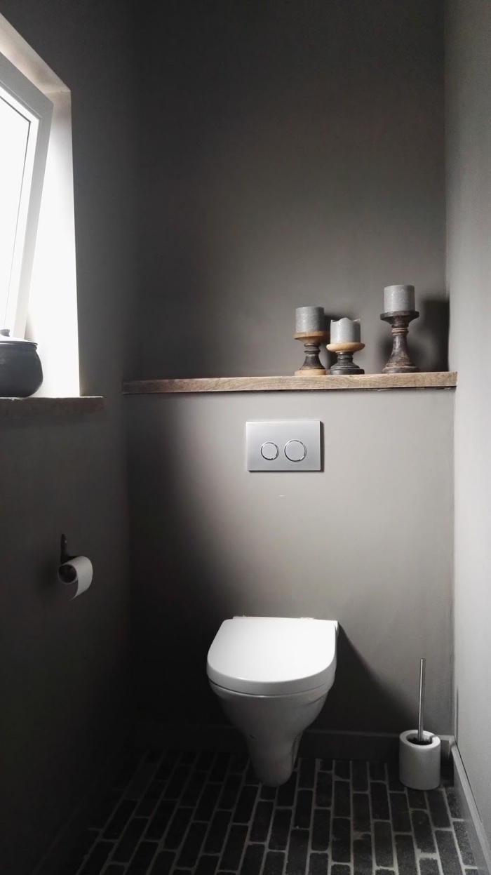 idée couleur wc tendance moderne, aménagement toilettes aux murs gris avec carrelage de sol en gris anthracite