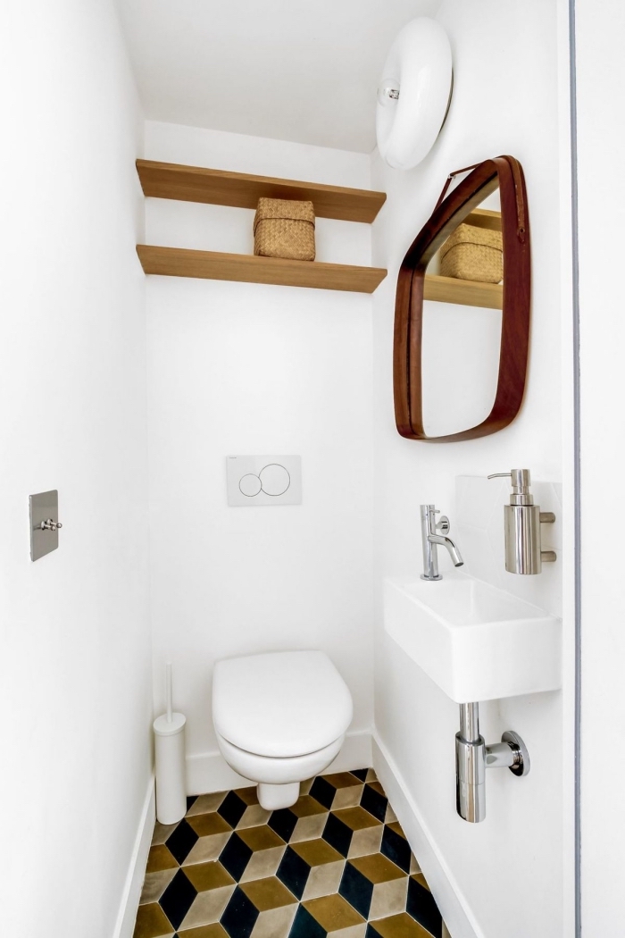amenagement toilette avec rangement mural en forme d'étagère bois, idée déco wc aux murs blancs avec objets bois