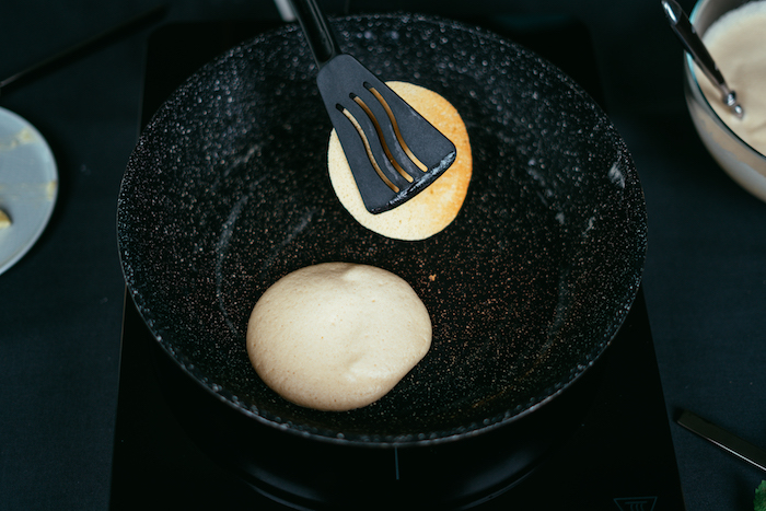 comment faire cuire des cerepes, pate a crepe facile a faire soi meme, retourner les pancakes