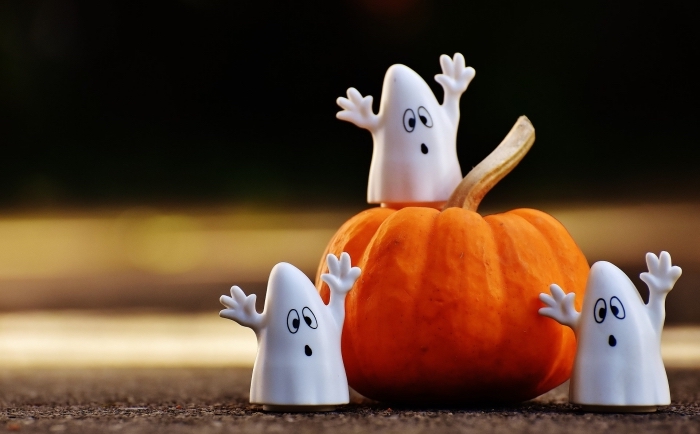 figurines-fantômes-effrayantes-halloween-2019-citrouilles-décoration-fête-halloween-wallpaper-ordinateur-effrayant-amusant décoration pour Halloween à faire soi-même, idée fond ecran halloween pour ordinateur avec figurines fantôme et citrouille