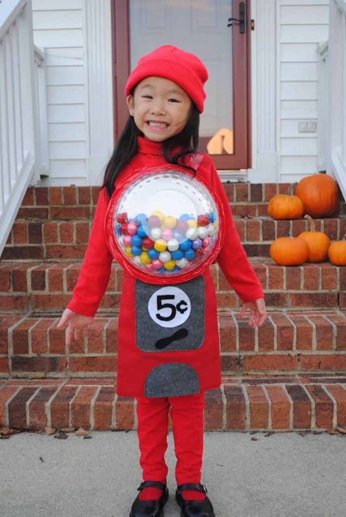 Bonbons automat deguisement disney, déguisement halloween pour fille, rouge costume adorable, photo fille souriante 