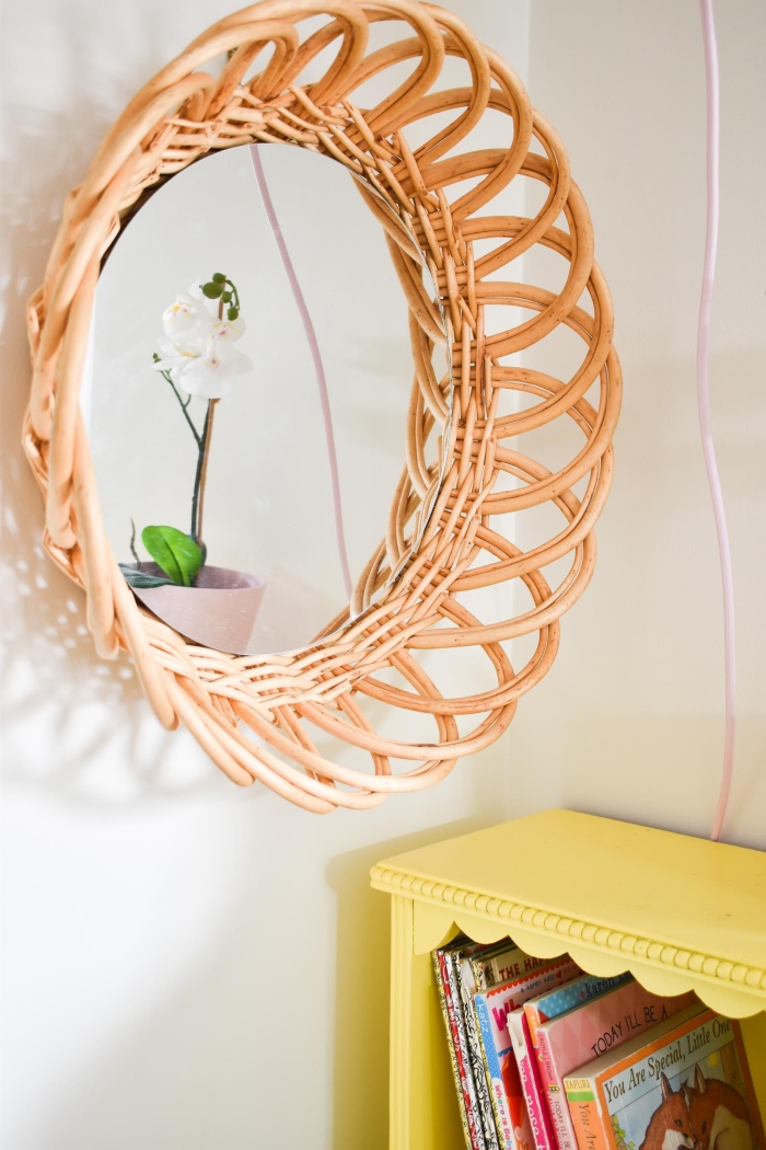 idée comment décorer sa chambre avec objets fait main, modèle de miroir diy rond en fibre végétal forme soleil