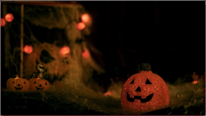 fond-d’écran-horreur-nuit-fête-halloween-octrobre-décoration-citrouille-avec-peinture-glitter-jack-o-lanterne-guirlande-lumineuse activité manuelle pour halloween, diy lanterne halloween à peinture glitter, citrouille halloween dessin couleur pailleté