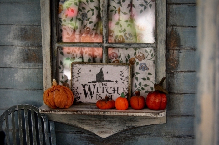 fond-d-écran-halloween-décoration-véranda-pour-la-fête-halloween-octobre-citrouilles-fenêtre-panneau-sourcière-dessin-chapeau-pointu comment décorer son extérieur pour la fête de Halloween, idée déco fenêtre avec citrouilles oranges et poster sorcière