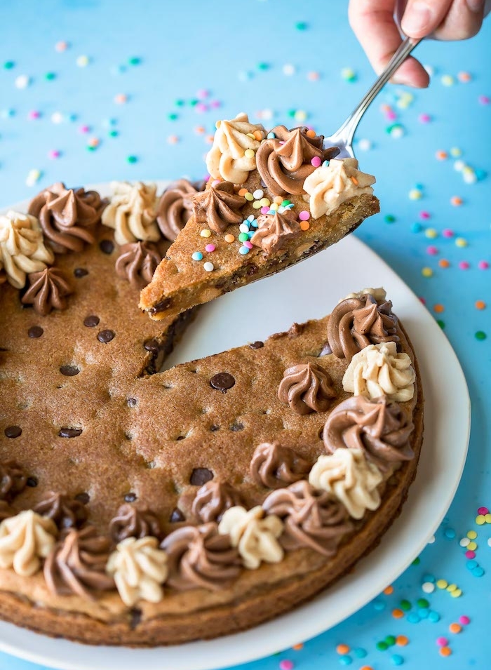 gateau cookie d anniversaire adulte, cookie géant aux crème au cacao et decoration de pépites de sucres colorées