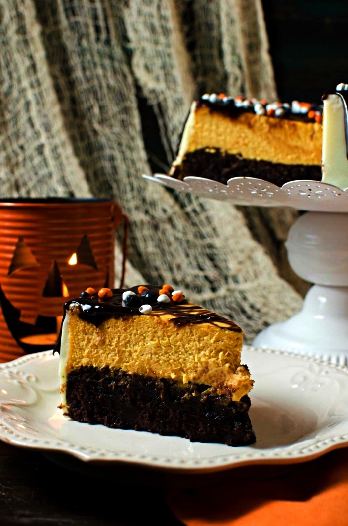 recette halloween dessert à la citrouille, brownie cheesecake deux saveurs au chocolat et citrouille