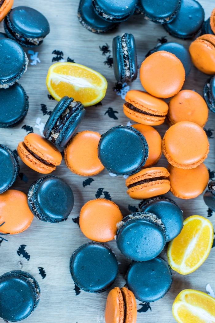 halloween-2019-photographie-nourriture-macarons-français-en-couleurs-effrayantes-pour-halloween-décoration-chauve-souris-papier idée dessert Halloween facile à faire soi-même, fond d écran noir fond d écran automne pour portable avec cookies halloween