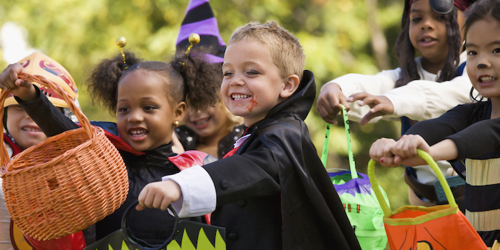 Enfants qui s'amusent ensemble en Halloween, deguisement bebe, deguisement disney, s’habiller comme hero