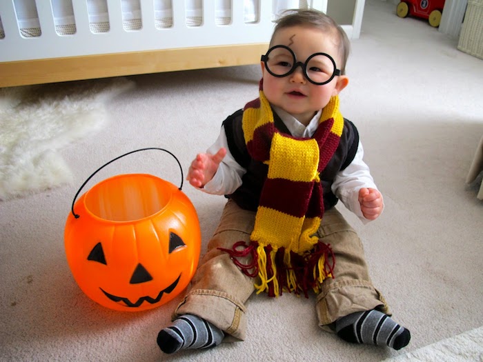 Bébé en costume Harry Potter, idée deguisement halloween enfant, idée comment deguiser son enfant