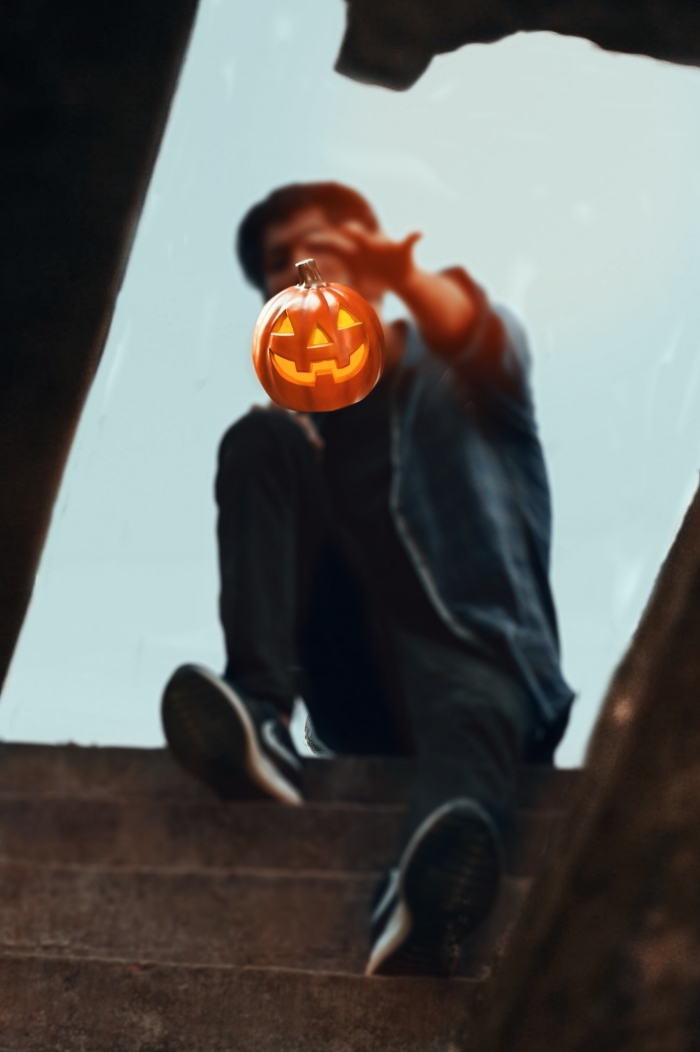 idée-photo-halloween-pour-écran-verrouillage-iphone-garçon-baskets-chapeau-magie-citrouille-sculpture-lanterne-halloween wallpaper portable pour halloween 2019, photo de garçon magicien avec petite citrouille sculptée de halloween