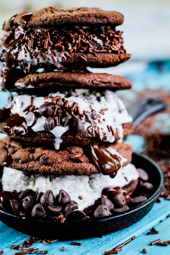 idee de sandwich cookie et glace à la vanille avec decoration de vermicelles et pepites de chocolat, dessert glacé original