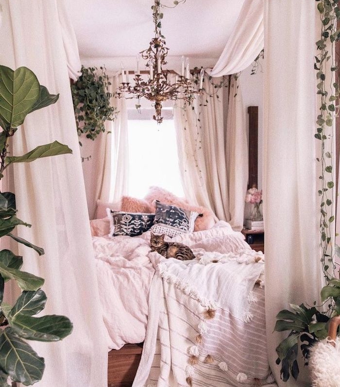 chambre boheme chic avec lit baldaquin, layerong de linge de lit, coussins cocooning decoratifs, lustre original chambre, plantes vertes deco interieur