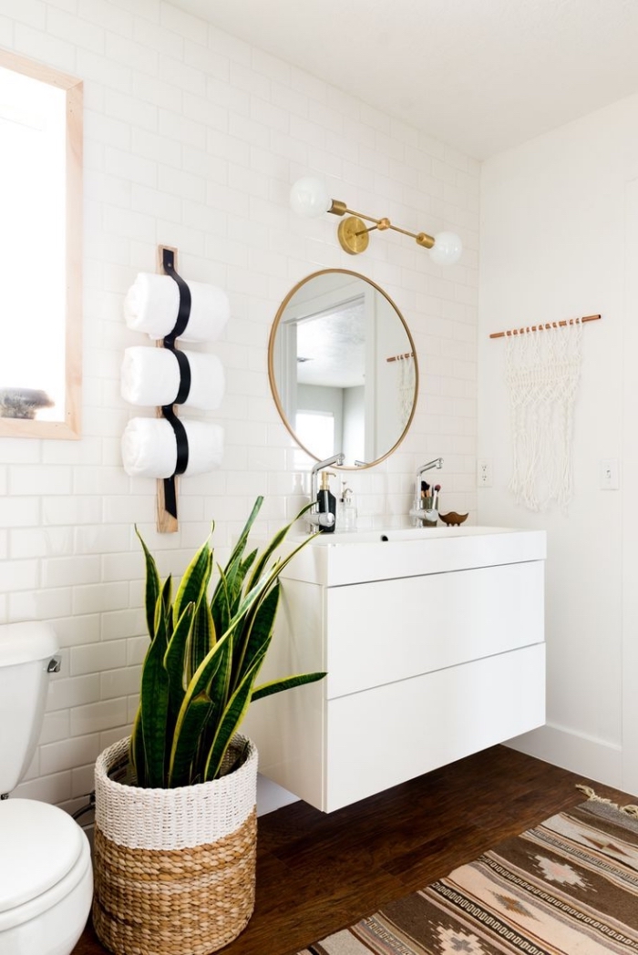 exemple de deco toilette moderne avec accessoires en or, idée plante verte pour intérieur, déco blanc et bois