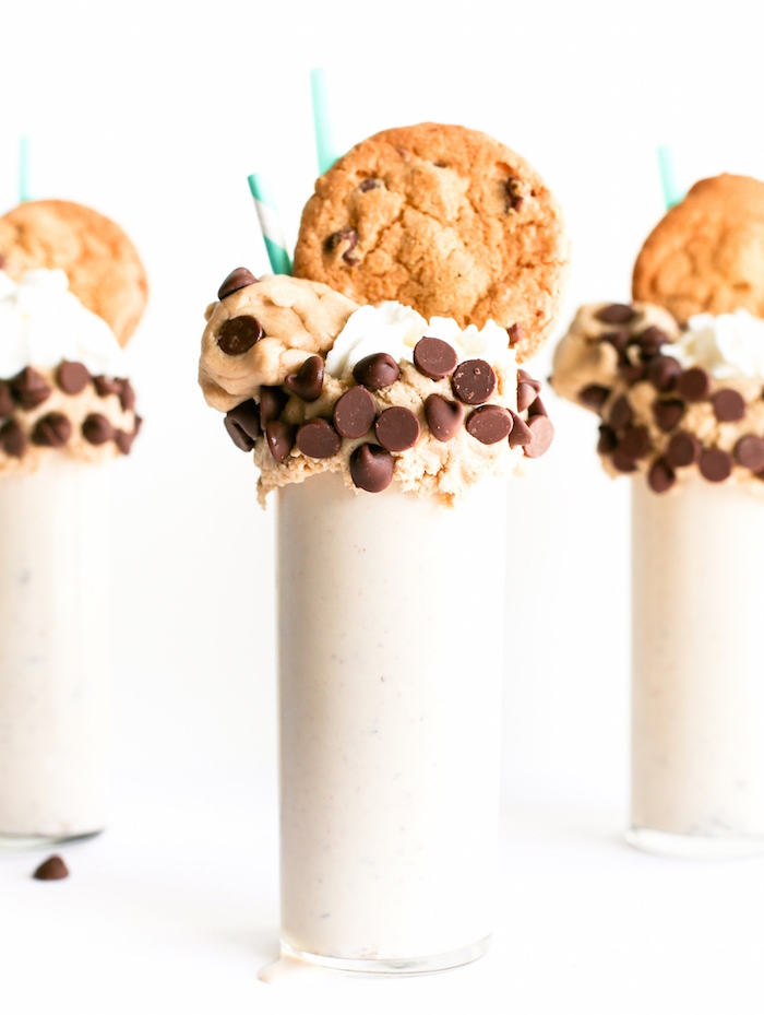 recette de milkshake pate a cookie et glace aux pepites de chocolat avec cookie en top, idee boisson sans alcool
