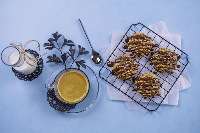 petit déjeuner équilibré simple et rapide, recette cookies extra moelleux aux copeaux de chocolat, flacons d avoine et beurre de cacahuete