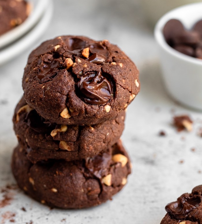 idee de cookies healthy au beurre de cacahuète, cacao, pépites de chocolat et cacahuètes, idee de dessert sans gluten facile et rapide