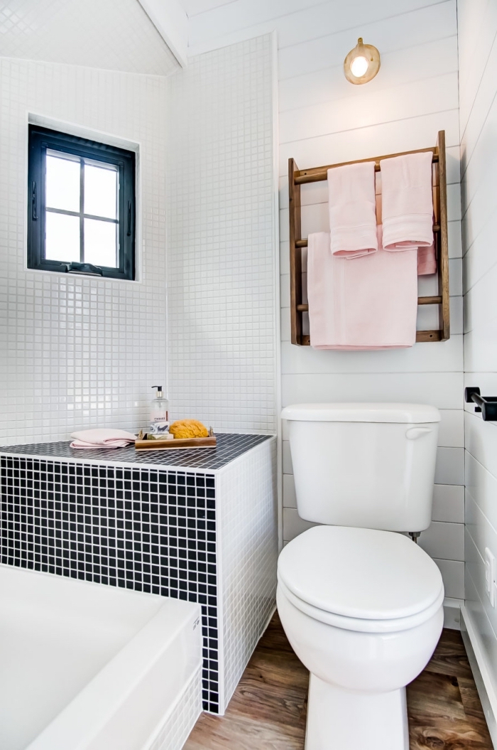 design intérieur moderne dans une pièce sous pente, idee deco wc avec carrelage blanc et panneaux muraux blancs