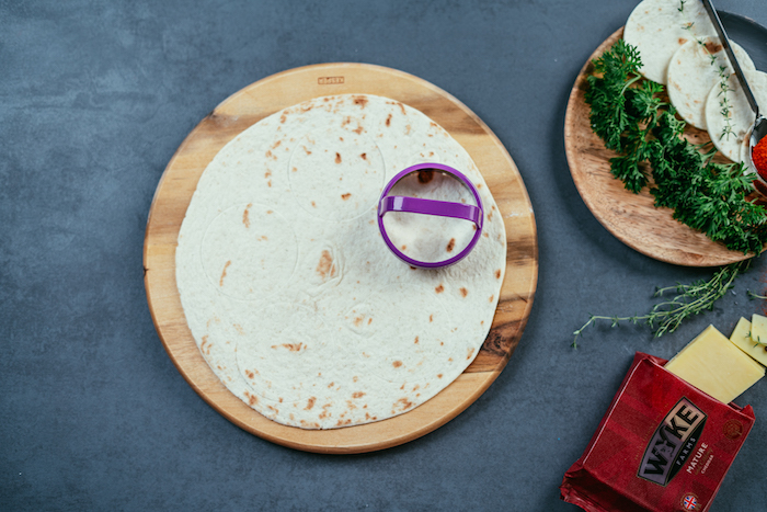 découper de petits cercles de tortilla à l'aide d'un emporte-pièce rond, bouchées de tacos recette facile et rapide