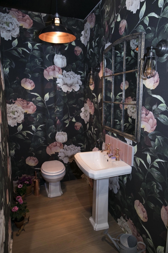 comment décorer ses toilettes de façon originale, modèle toilette aux murs foncés à imprimés floraux avec sol bois