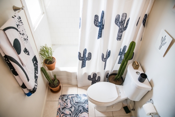 deco wc à petit budget, décoration toilette avec plantes et pots de fleurs terre cuite, modèle tapis de bain aquarelle