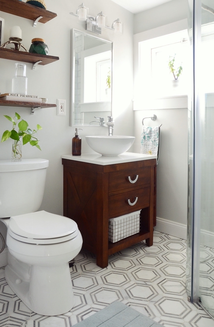 deco toilette aux murs blancs avec meubles bois foncé, exemple de rangement mural en forme étagère pour espace limité 