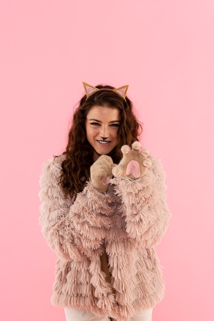 exemple de deguisement adulte femme facile, comment s'habiller pour Halloween, look chat avec manteau faux fur et accessoires beige gants
