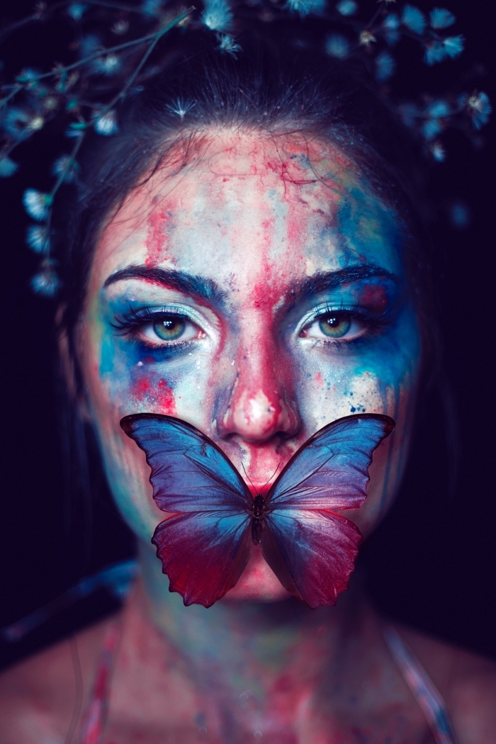 maquillage pour Halloween en couleurs rouge et bleu aquarelle, déguisement femme papillon pour la fête Halloween
