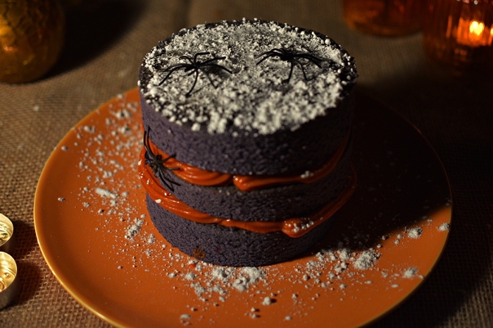 naked cake d'halloween composé de trois génoises au chocolat, au glaçage orange, gateau d'halloween facile