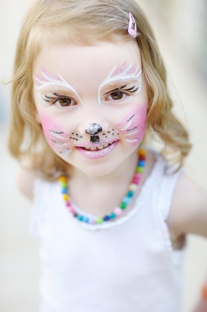 exemple de maquillage halloween enfant, déguisement petite fille en chat avec makeup en blanc et rose et glitter