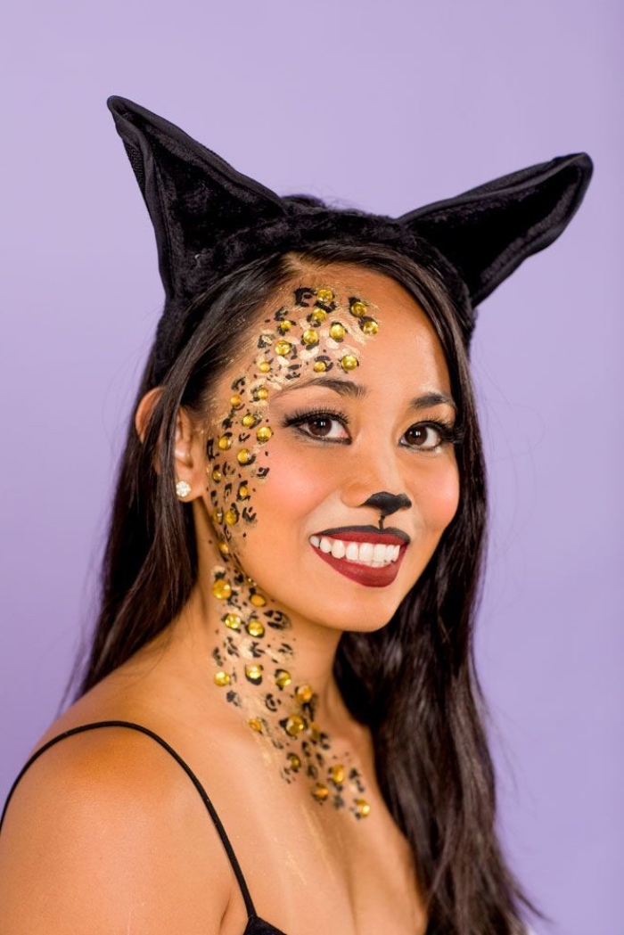 se déguiser en chat halloween, idée costume femme pour halloween, maquillage rouge à lèvre bicolore façon visage chat